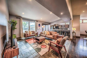 MIDMODLUXE Full Home Heated Pool FirePit Near Galleria, Med Center, NRG Sleeps 16